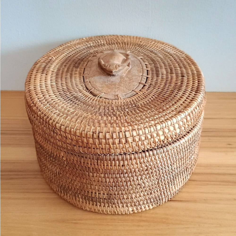 Vintage Woven Oval Rattan Basket W/ Carved Wooden Frog On Lid Indonesian - Picture 4 of 10